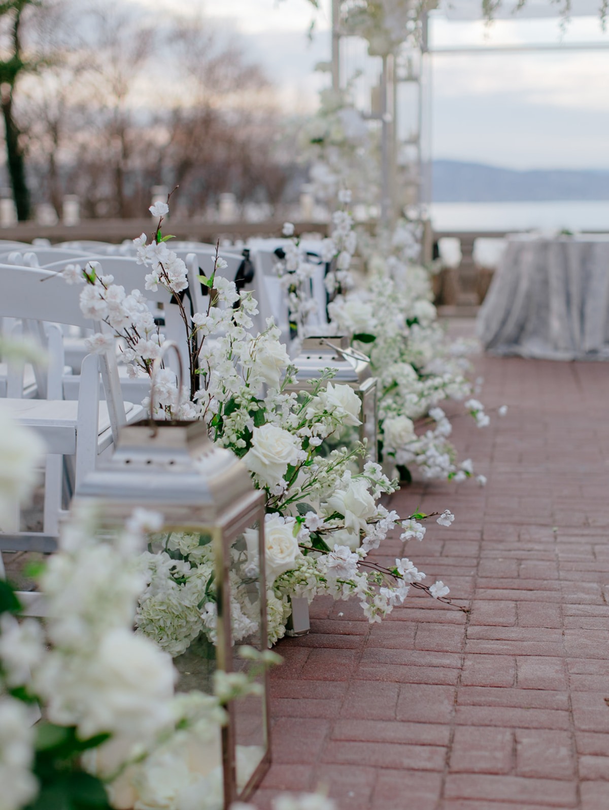 white flowers for wedding aisle