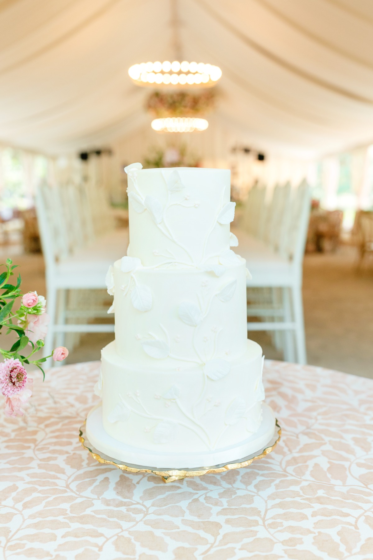 textured florals on wedding cake