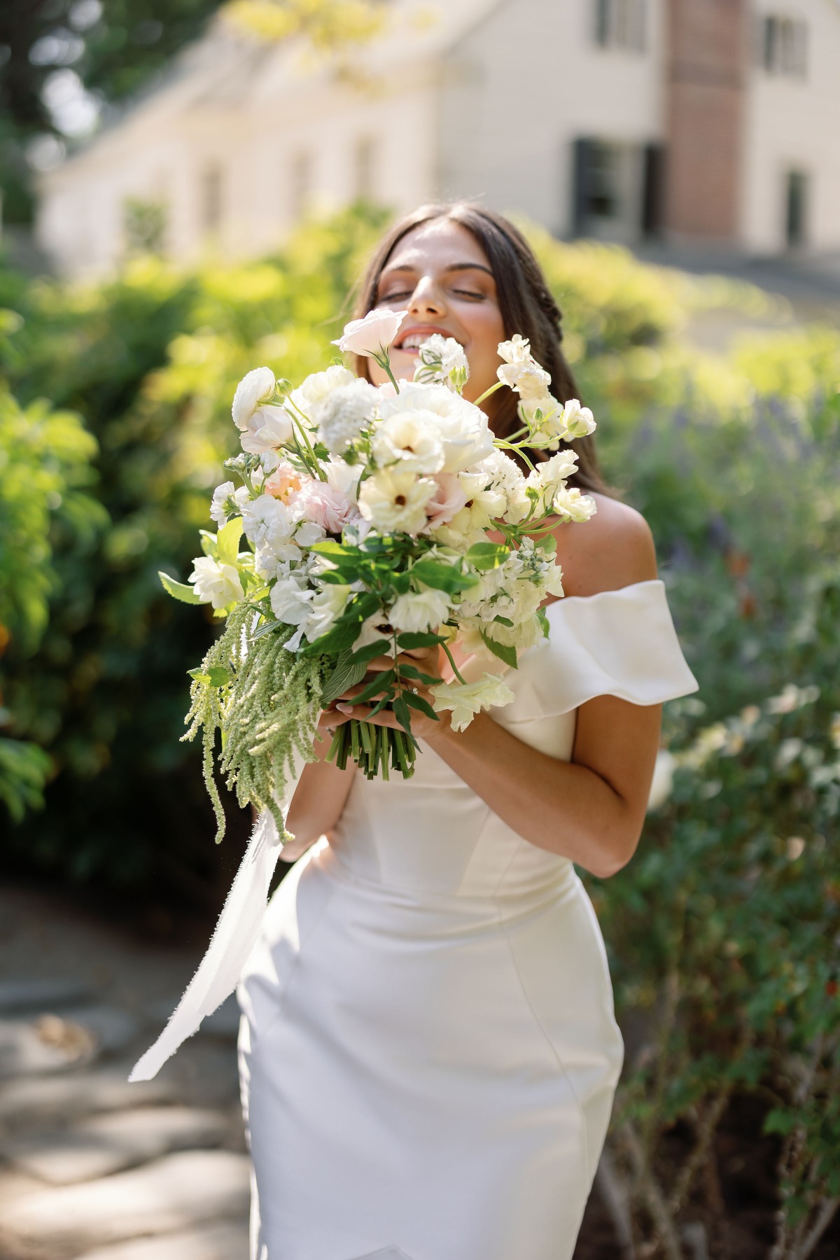 off-white and pale pink bouquet
