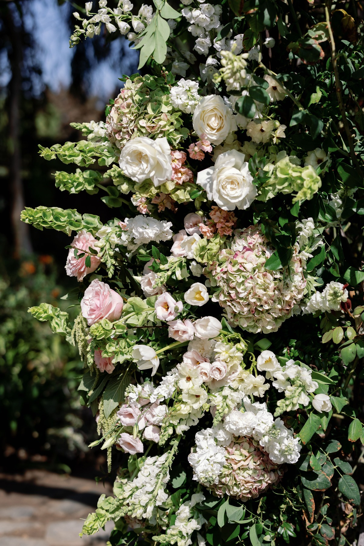 ceremony columns with pale pink and off-white roses