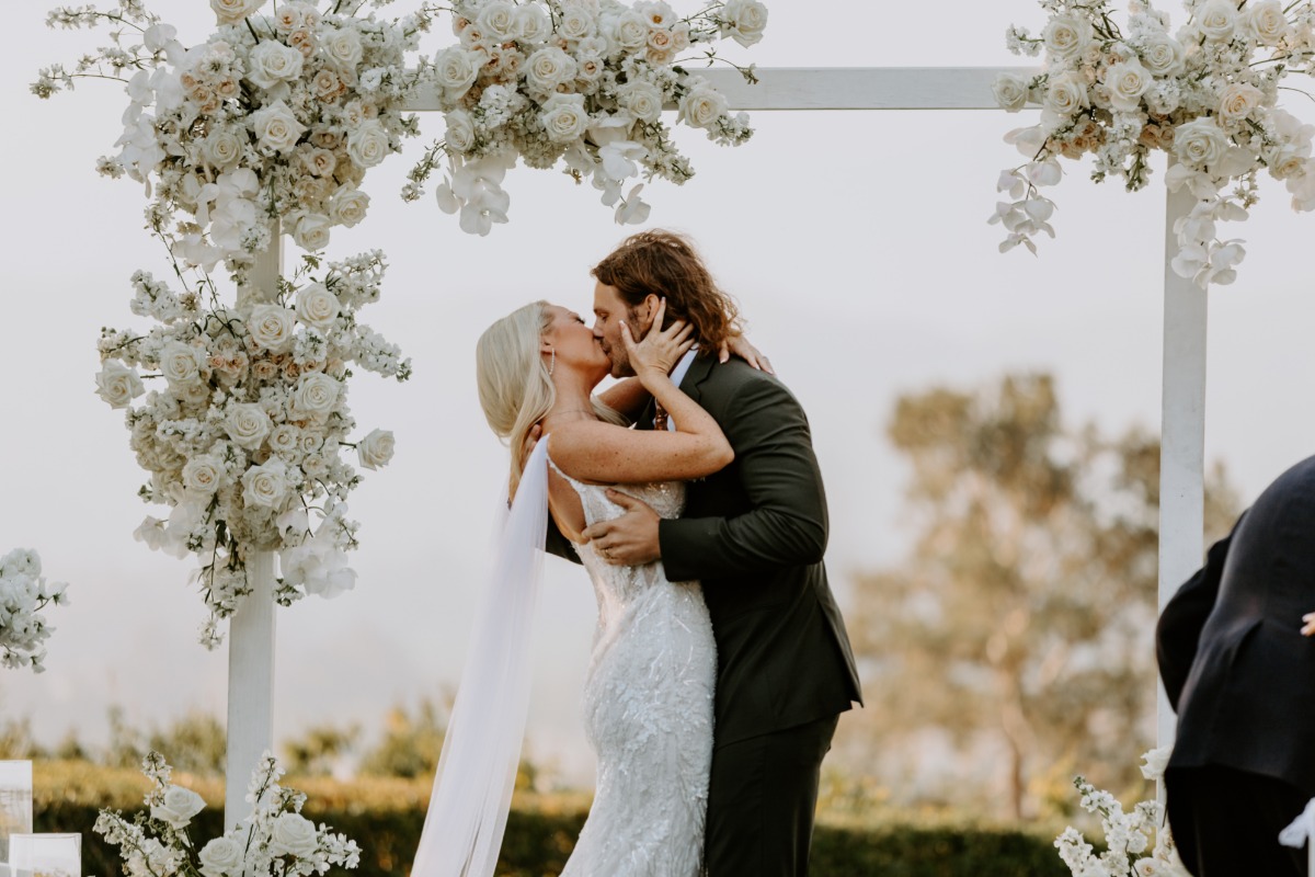 wedding kiss photo ideas