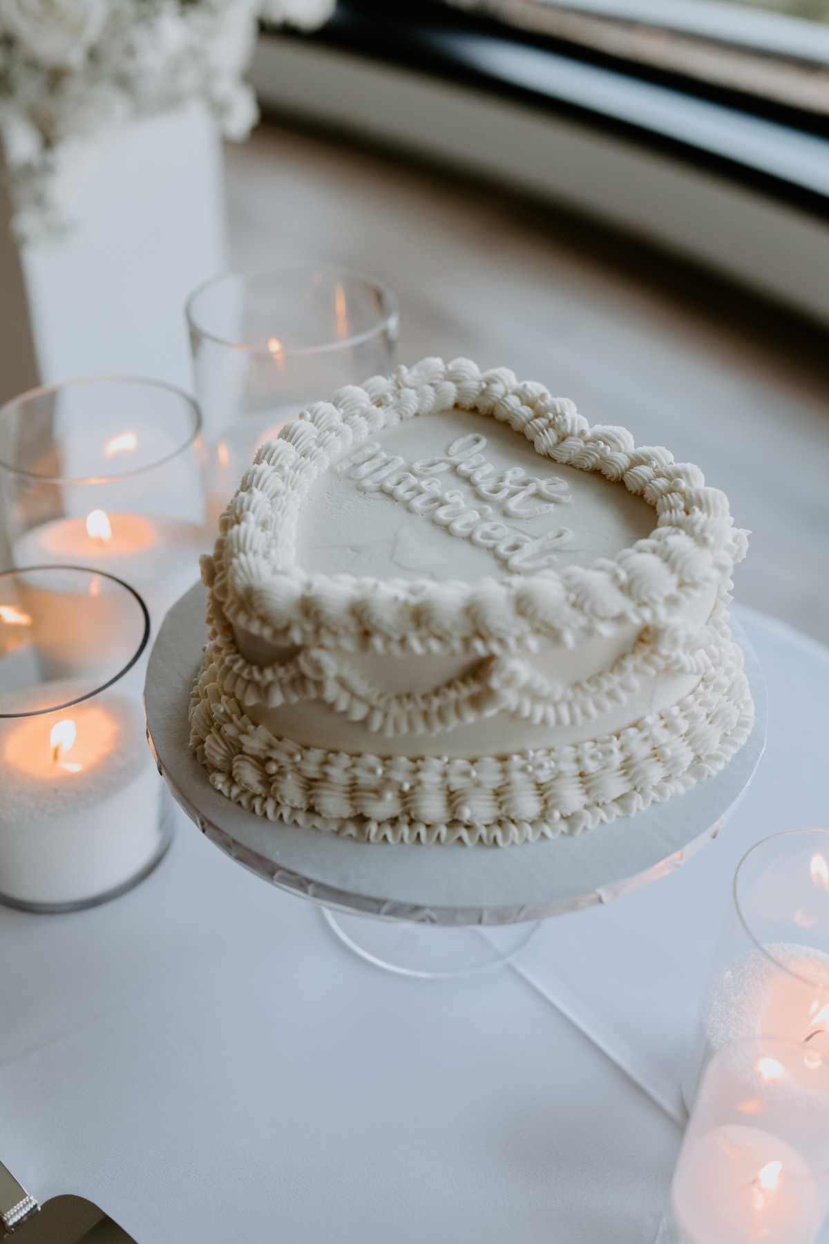 heart wedding cake with just married