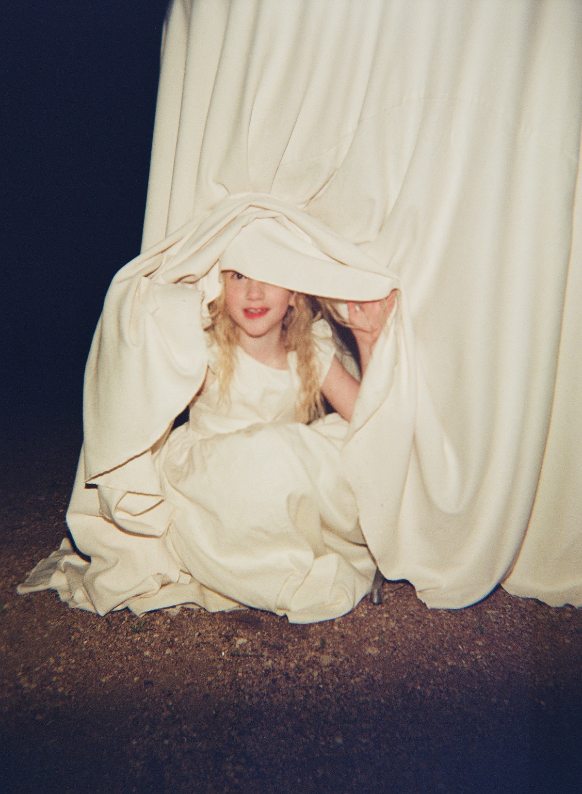 cute flower girl photo idea for wedding