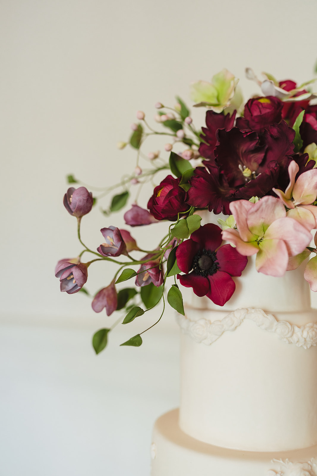 moody wedding flowers on wedding cake