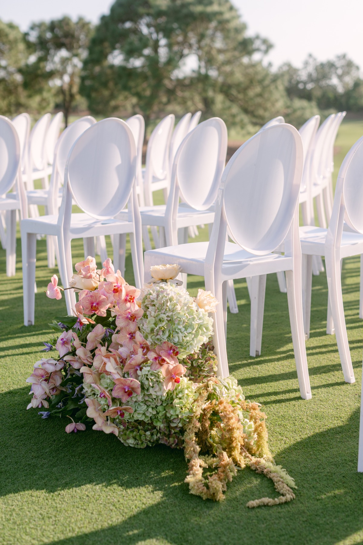 white acrylic chairs for wedding