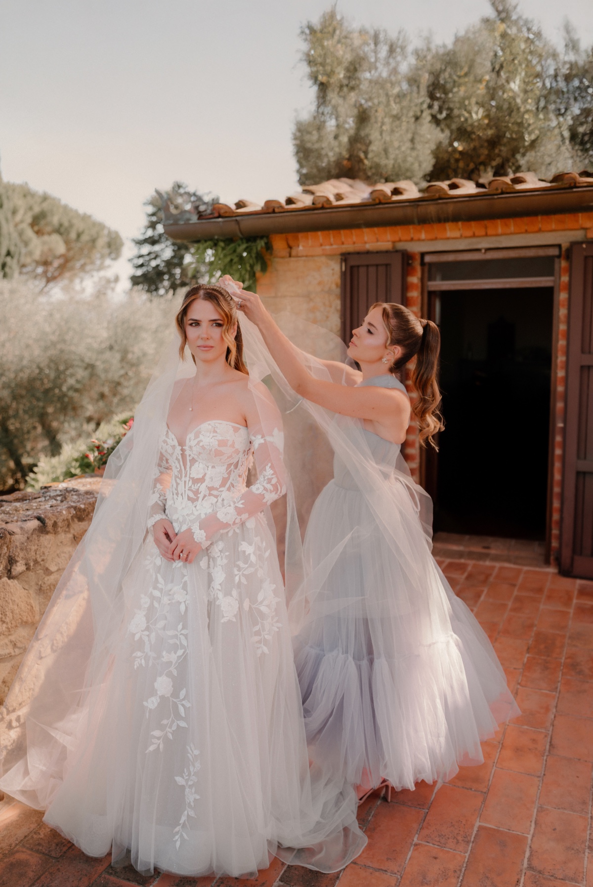 getting ready photo ideas in tuscany for weddings