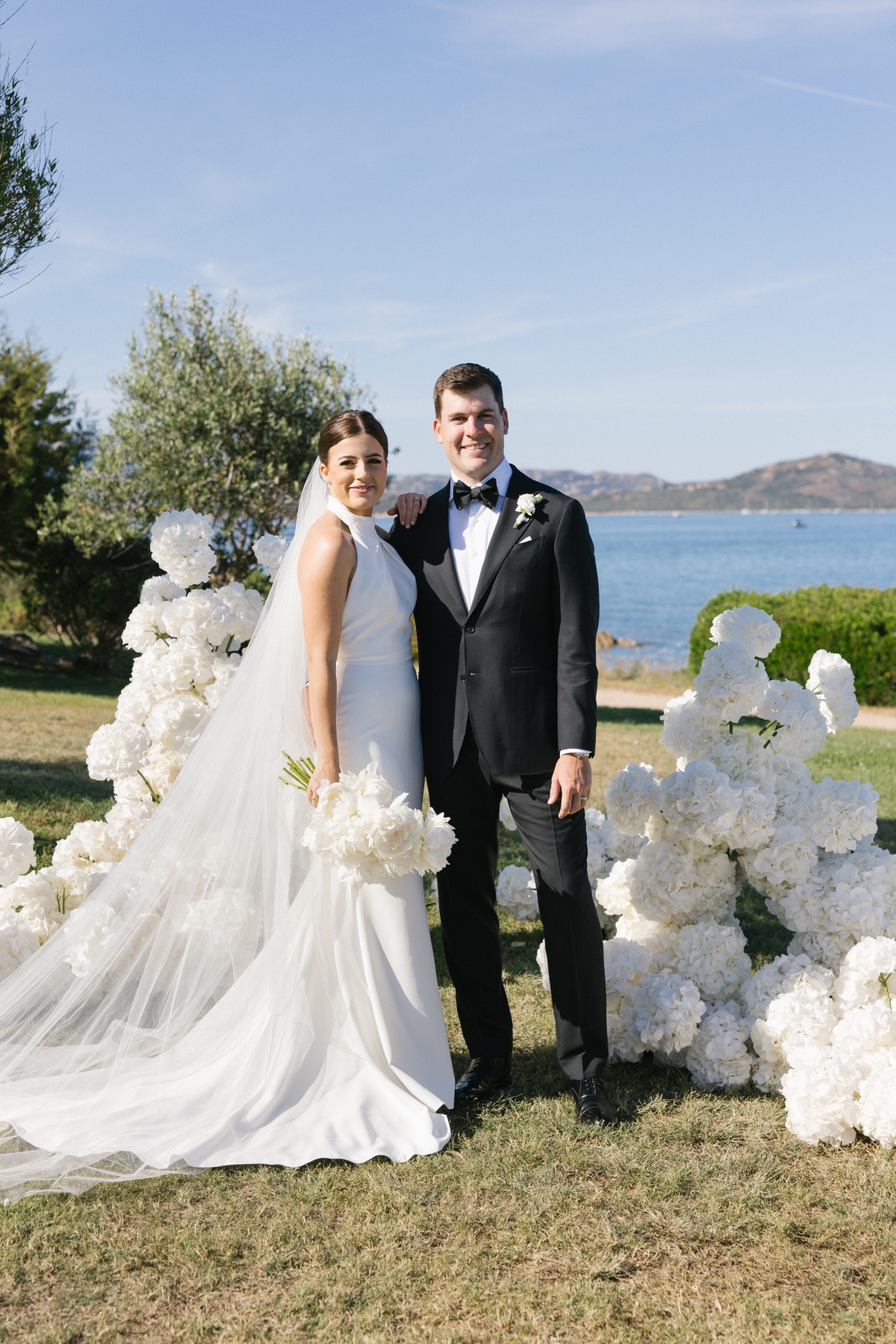 all white wedding flowers for ceremony