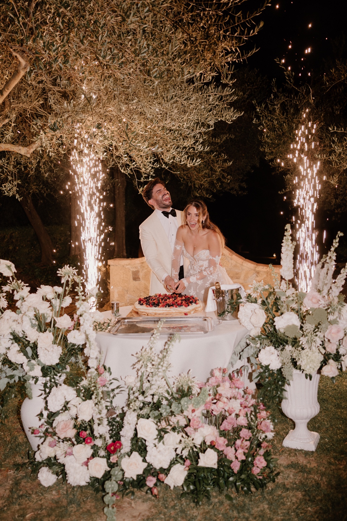 traditional italian wedding cake cutting ideas