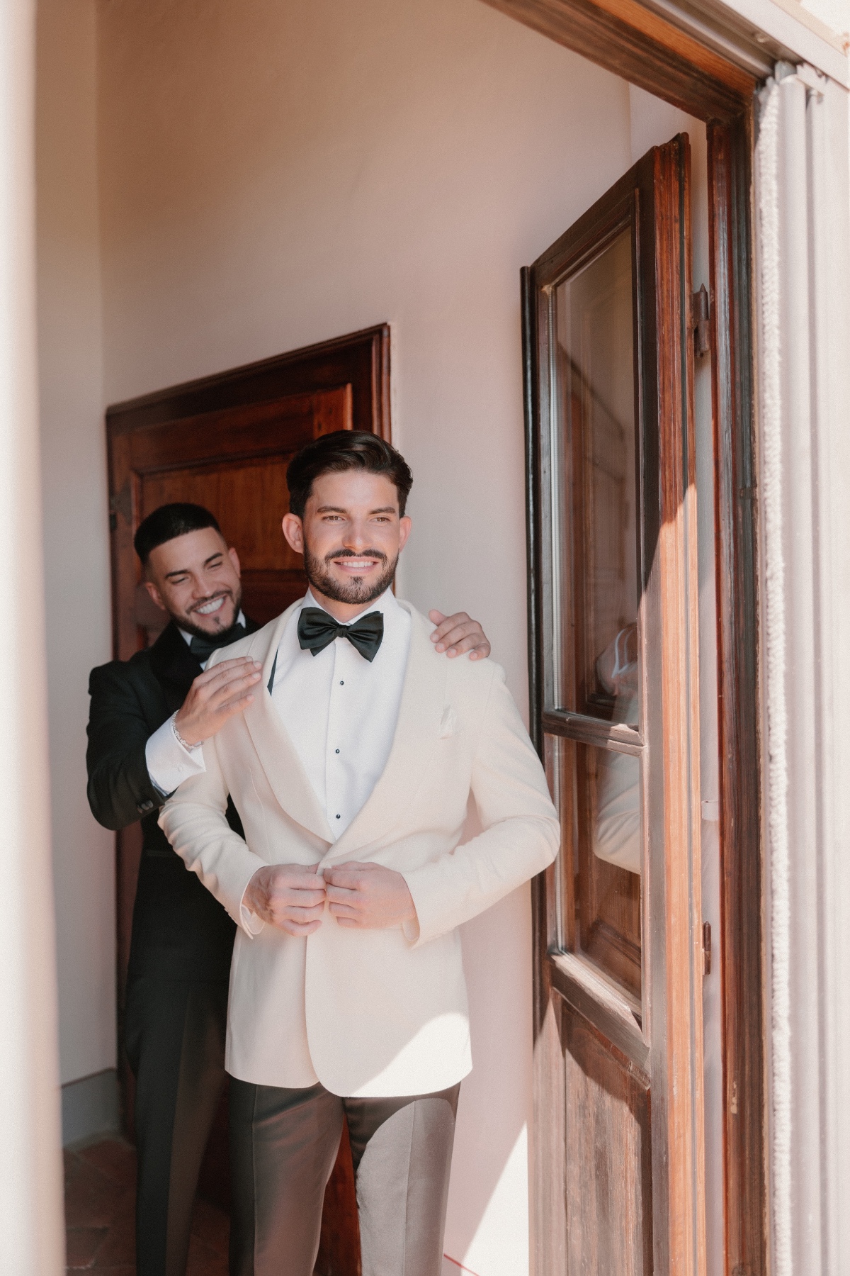 groom in ivory dinner jacket for black tie wedding