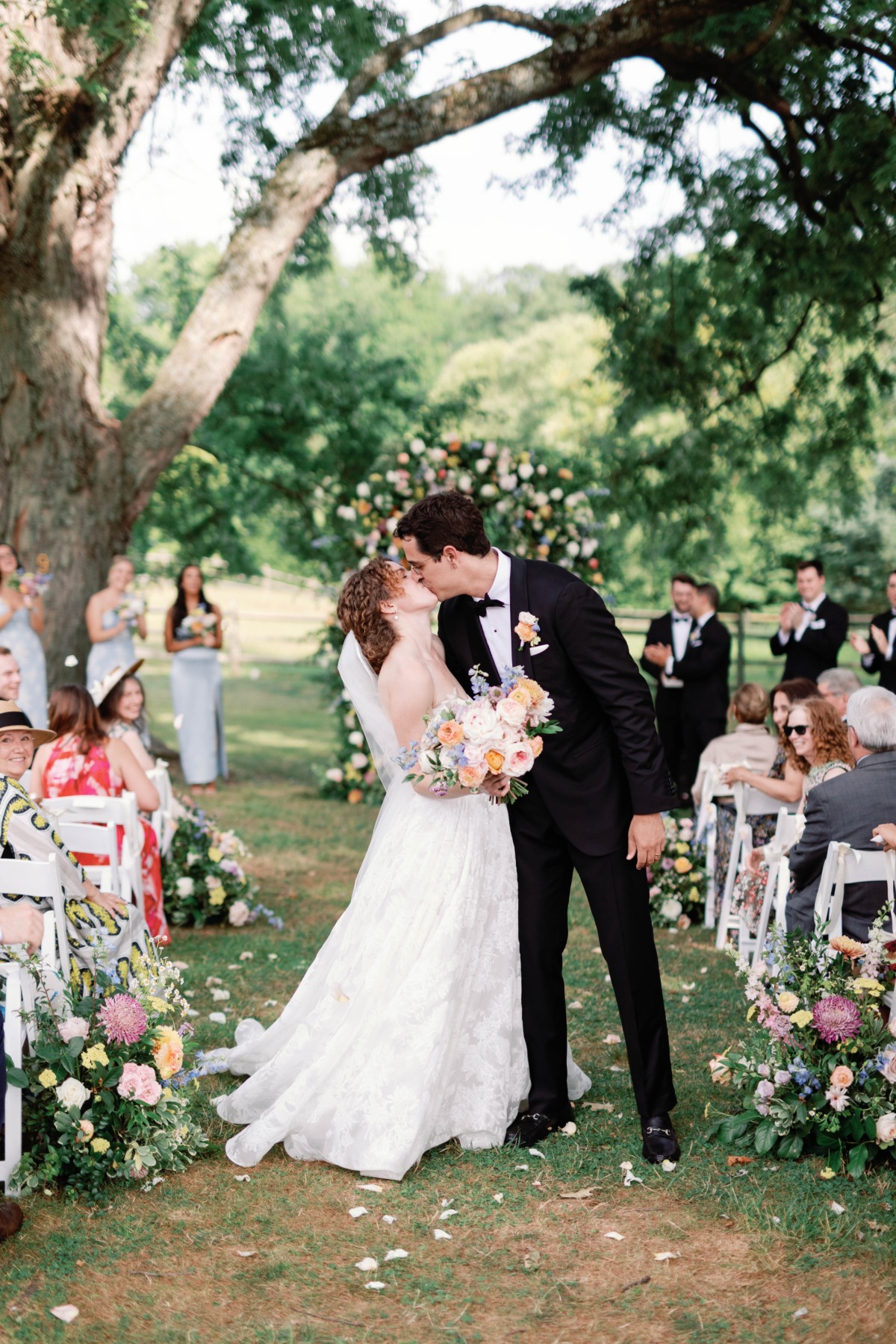 cute wedding kiss photo ideas