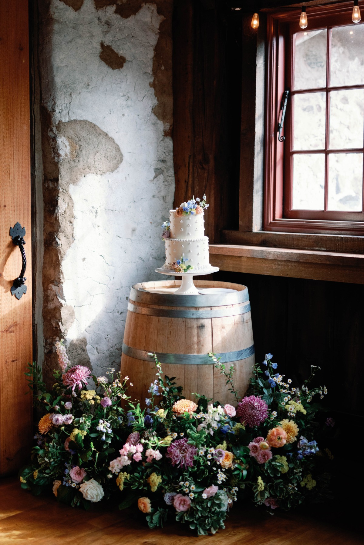 vintage inspired wedding cake ideas with pastel flowers