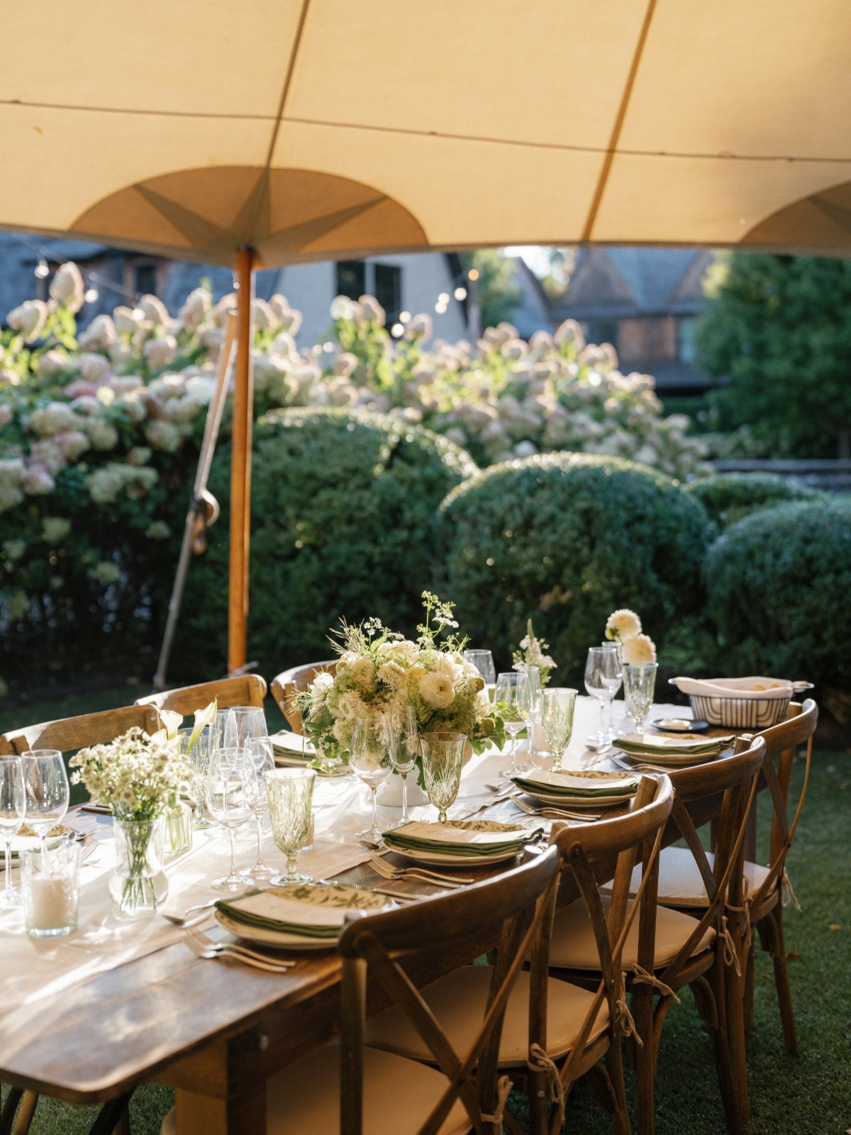 green and off-white centerpieces