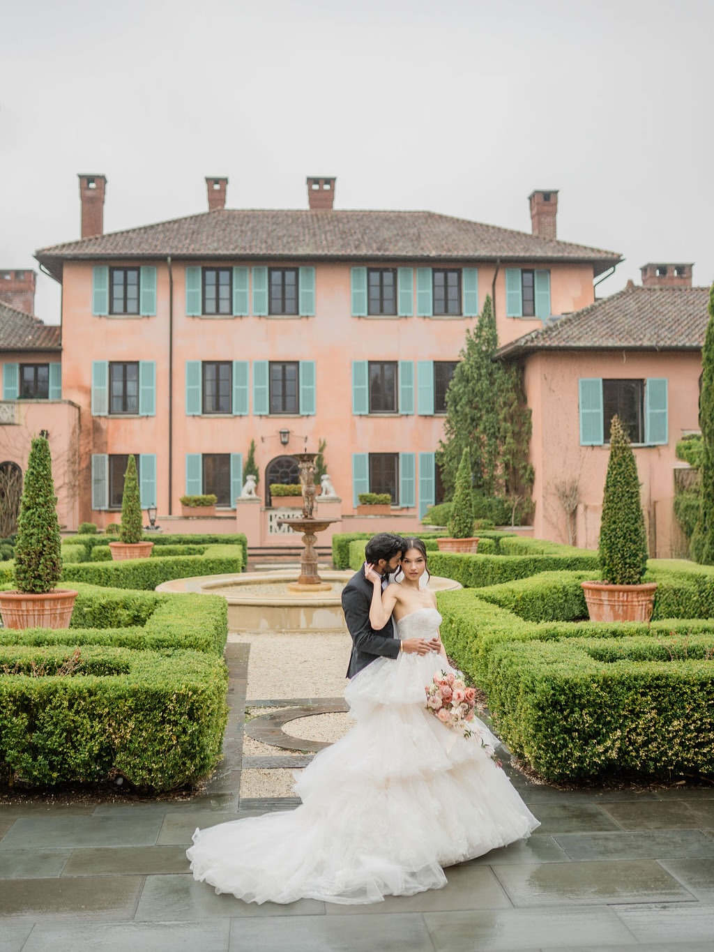 couple in front of mansion venue