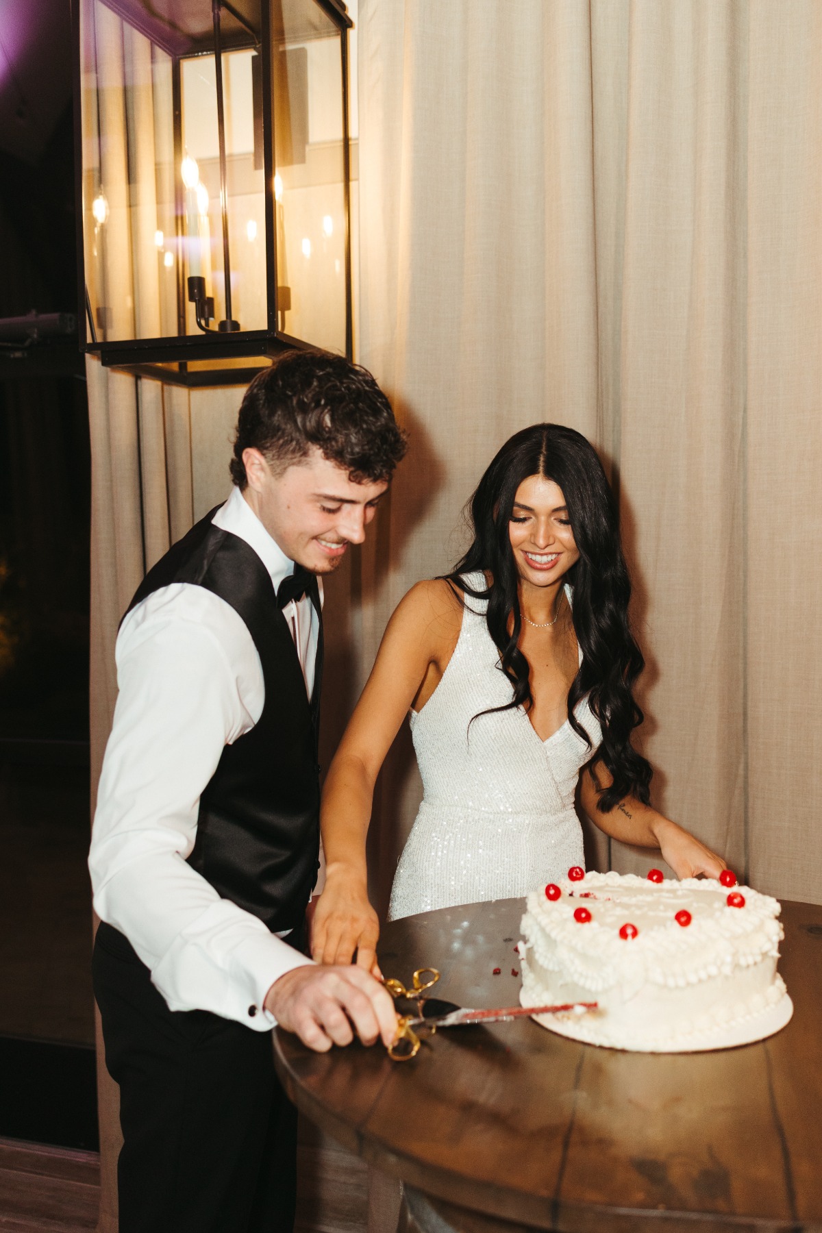 bride and groom cutting the cake photo ideas