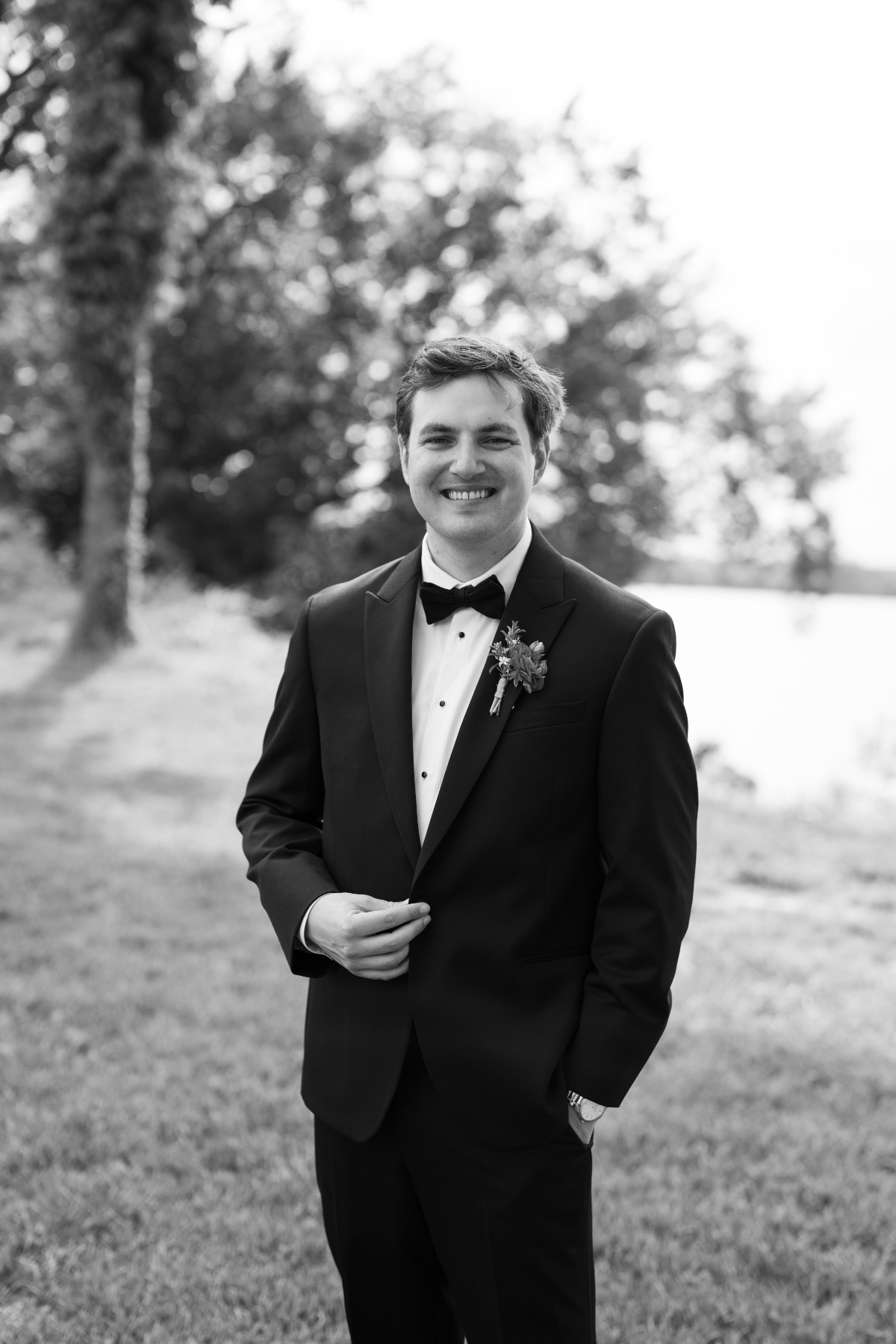 groom in black tuxedo 