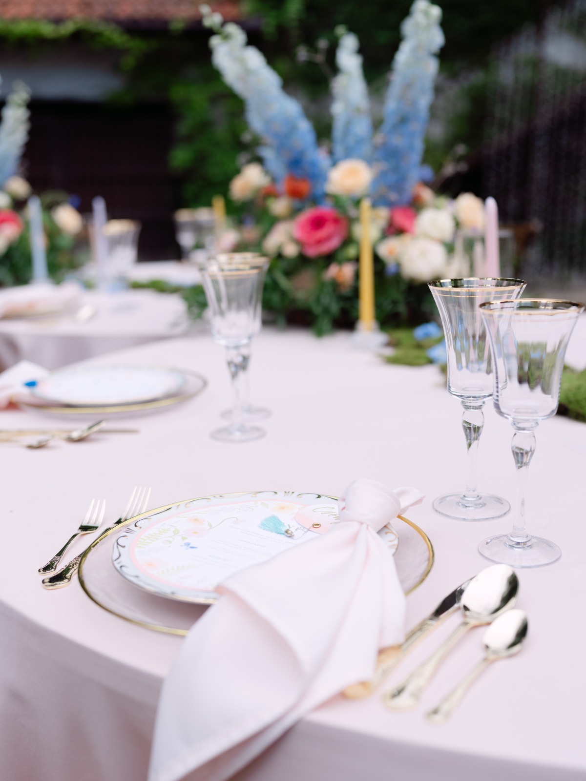 pink and blue wedding tablescape ideas