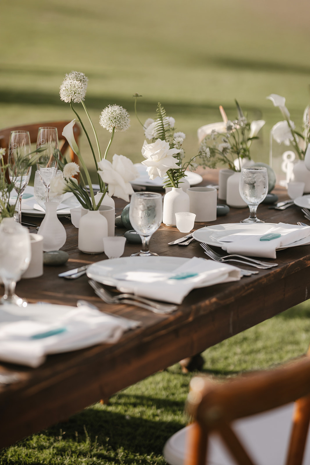 minimalist white wedding flowers