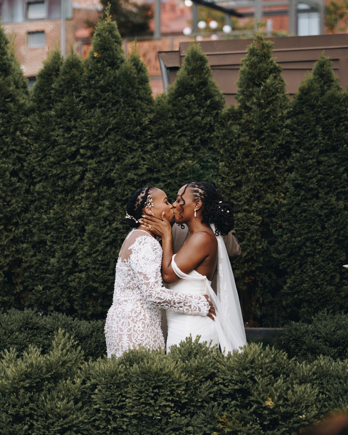 brides kiss photo in garden