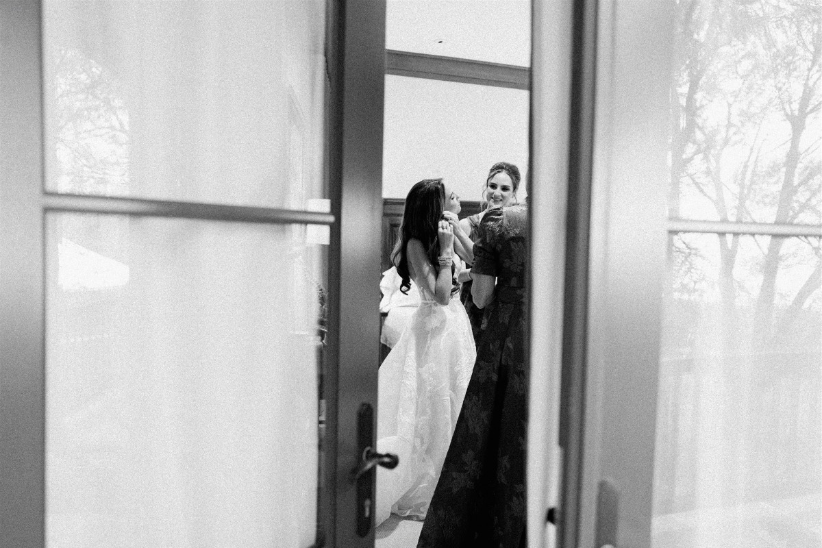 bride getting ready photo ideas