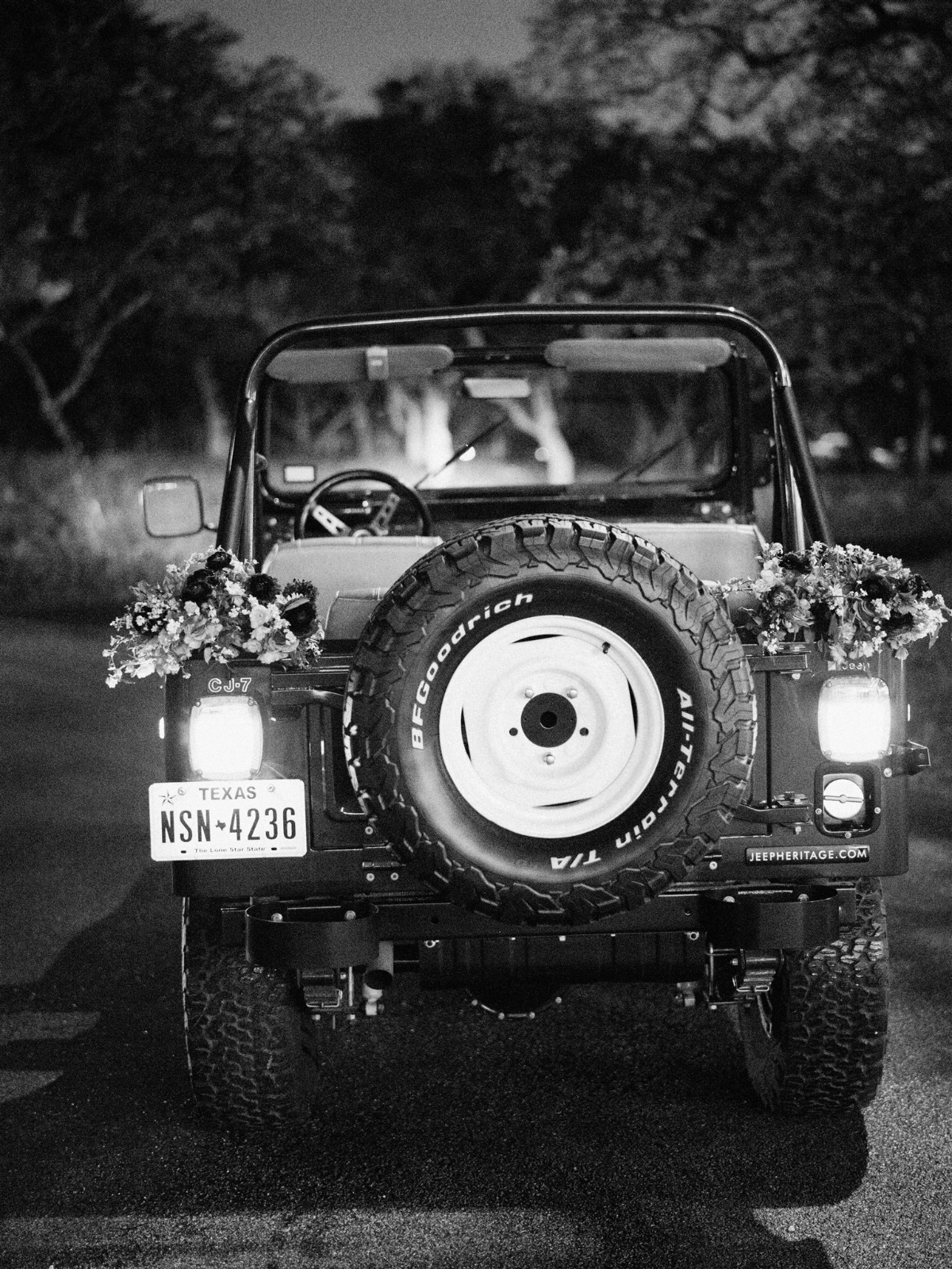 jeep with flowers for wedding