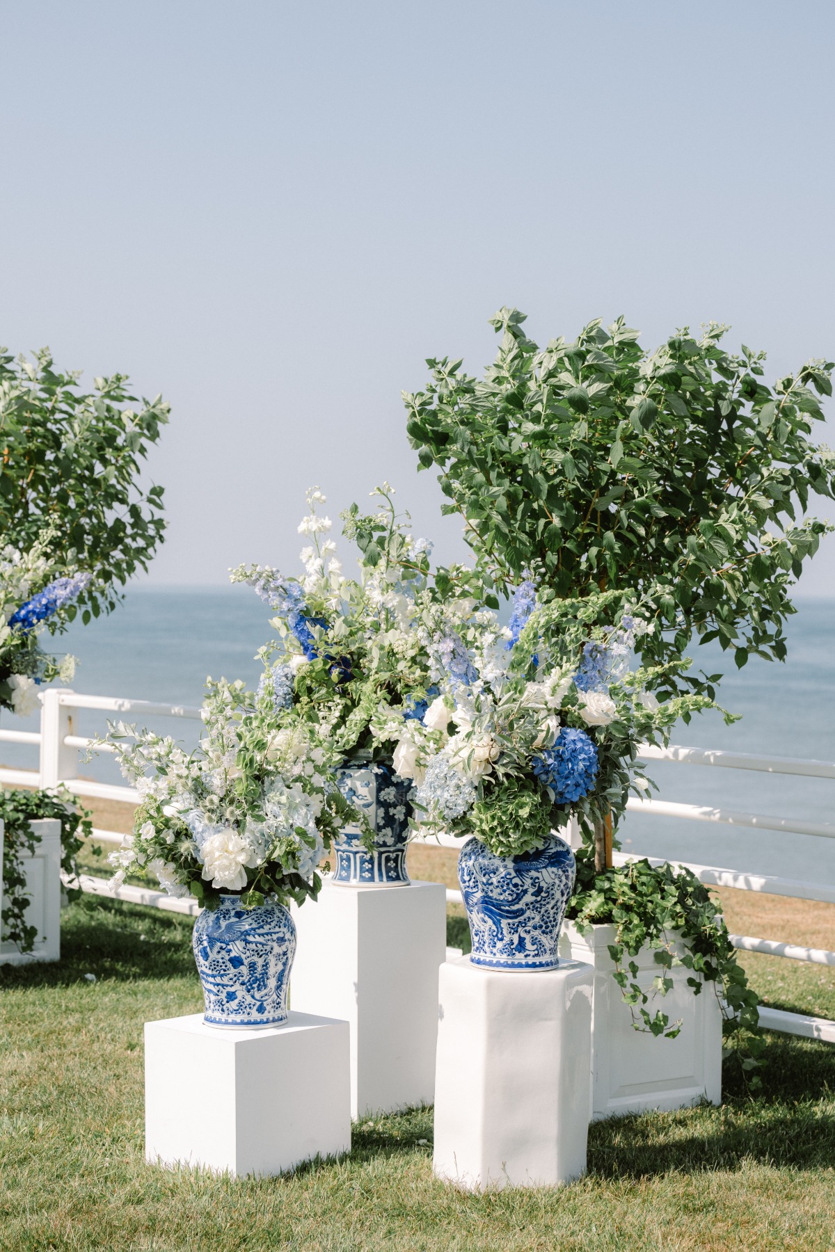 chinoiserie wedding ceremony decor