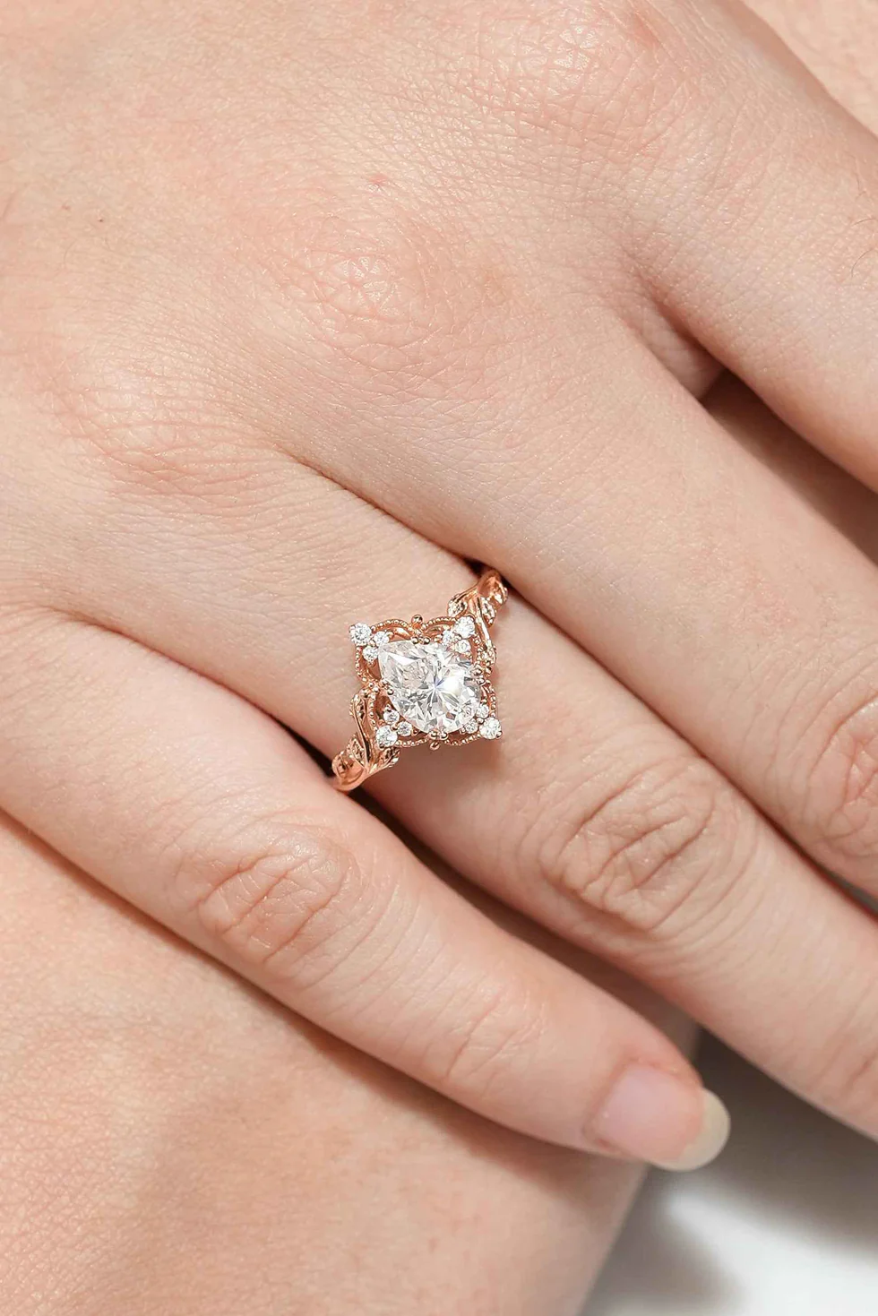 lahela-jewelry-leaf-shaped-moissanite-wedding-ring2