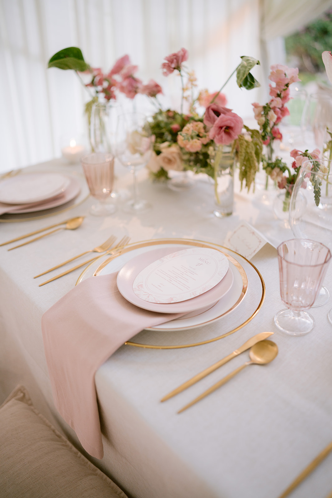 minimalist gold wedding decor