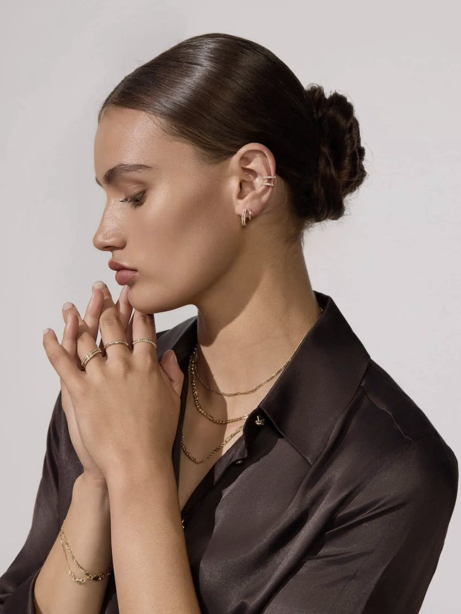 chic looking model wearing gold jewlery