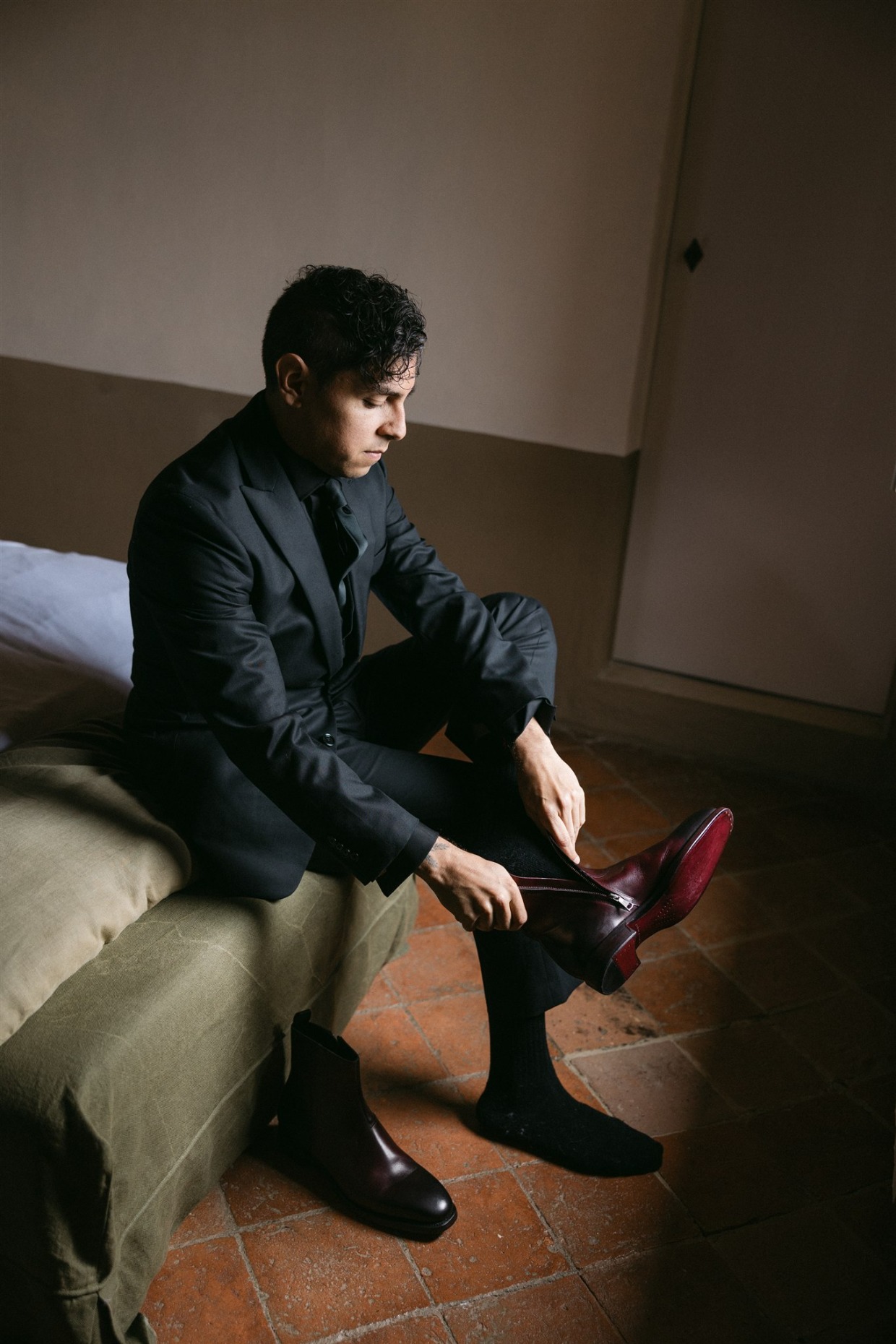 groom in black suit with red shoes galia lahav