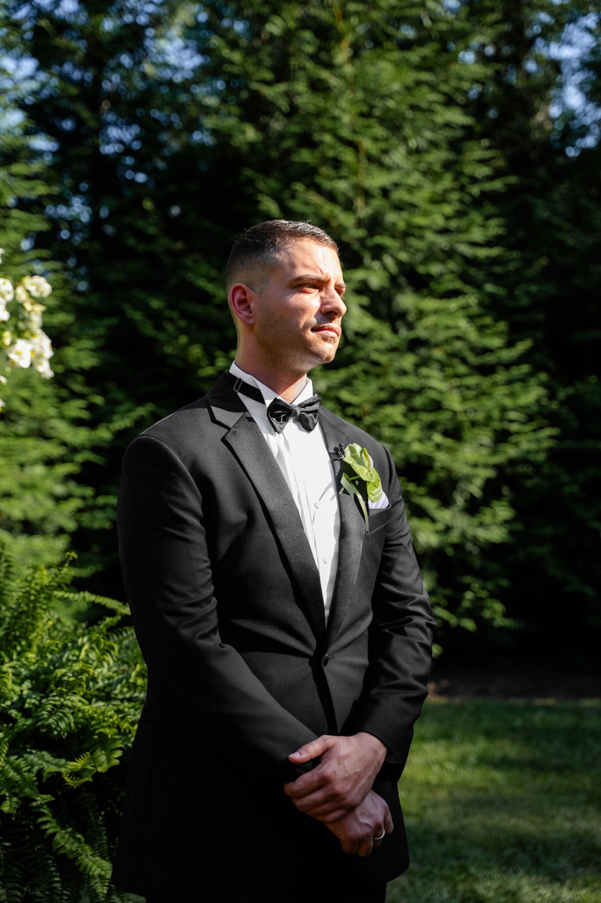 groom waiting for bride