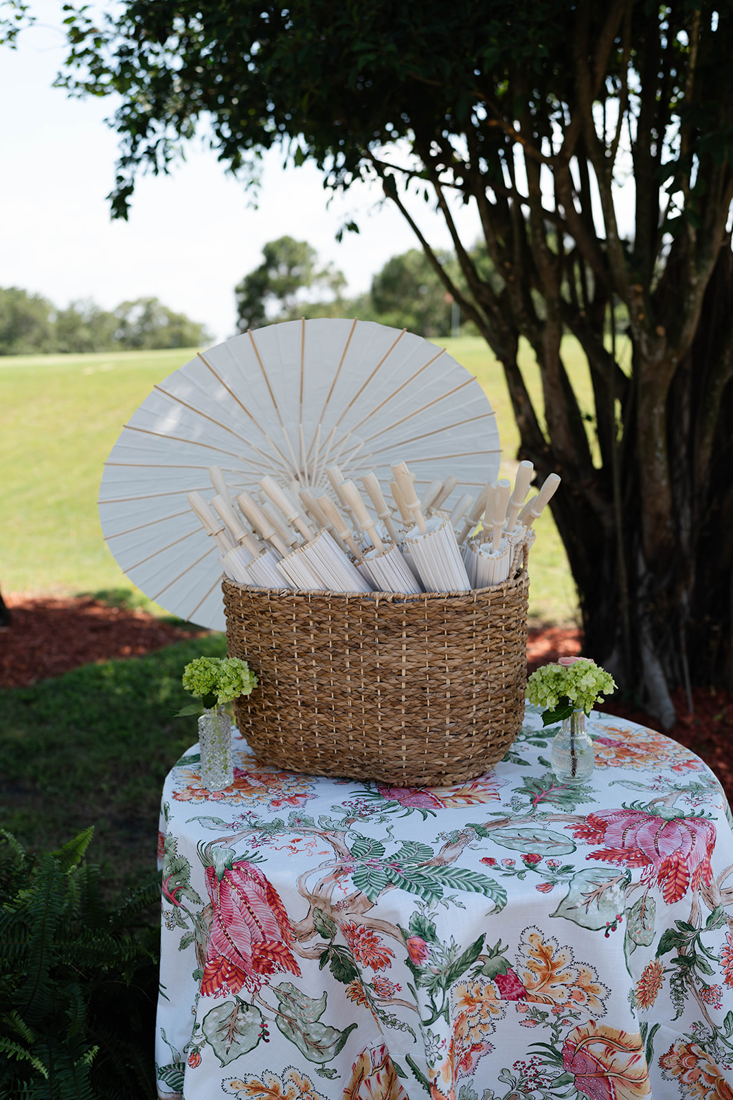 parasols for your guests at outdoor wedding ceremony
