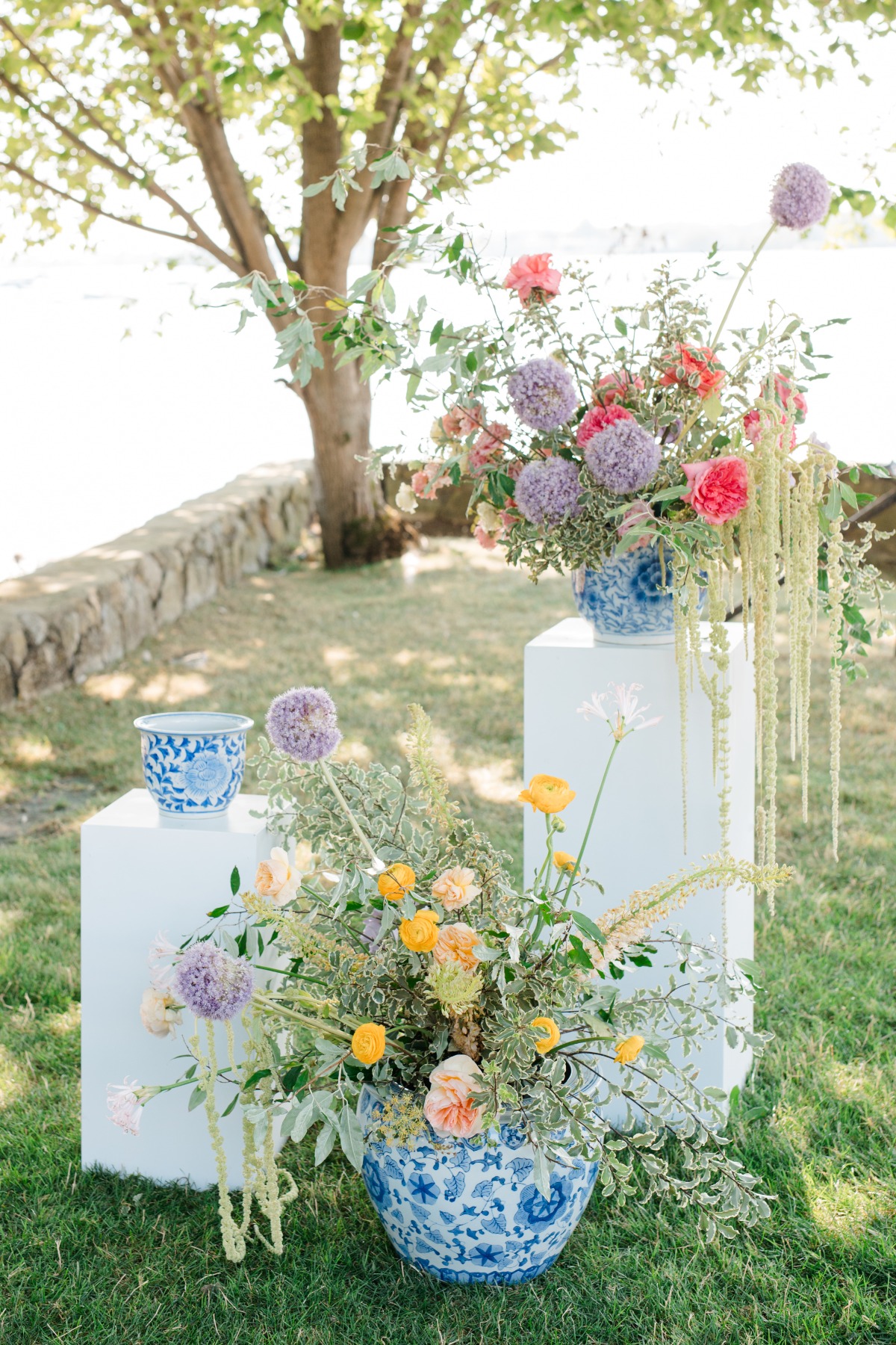 pastel wedding flowers with chinoiserie details