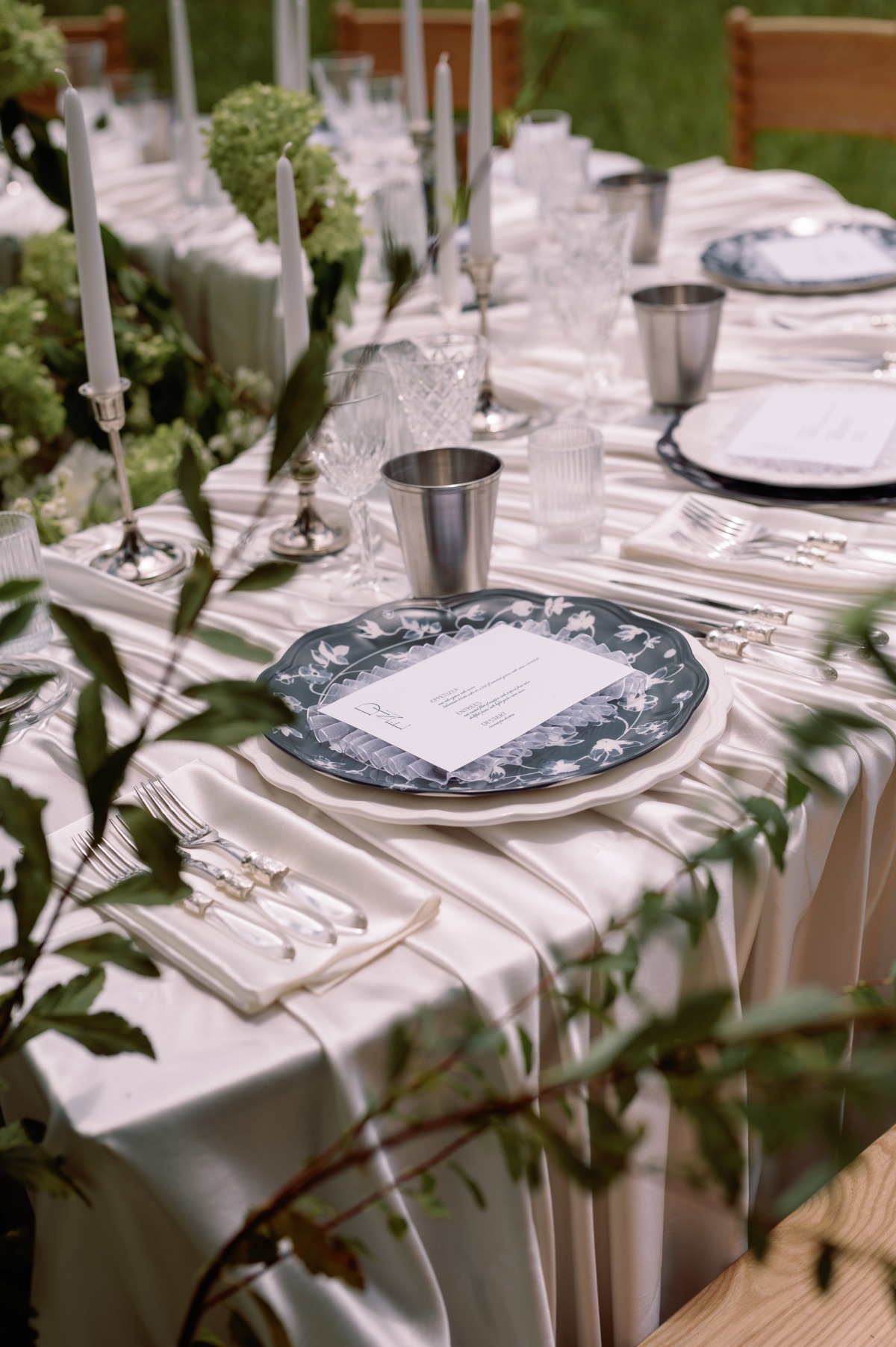 elegant blue and white wedding inspo