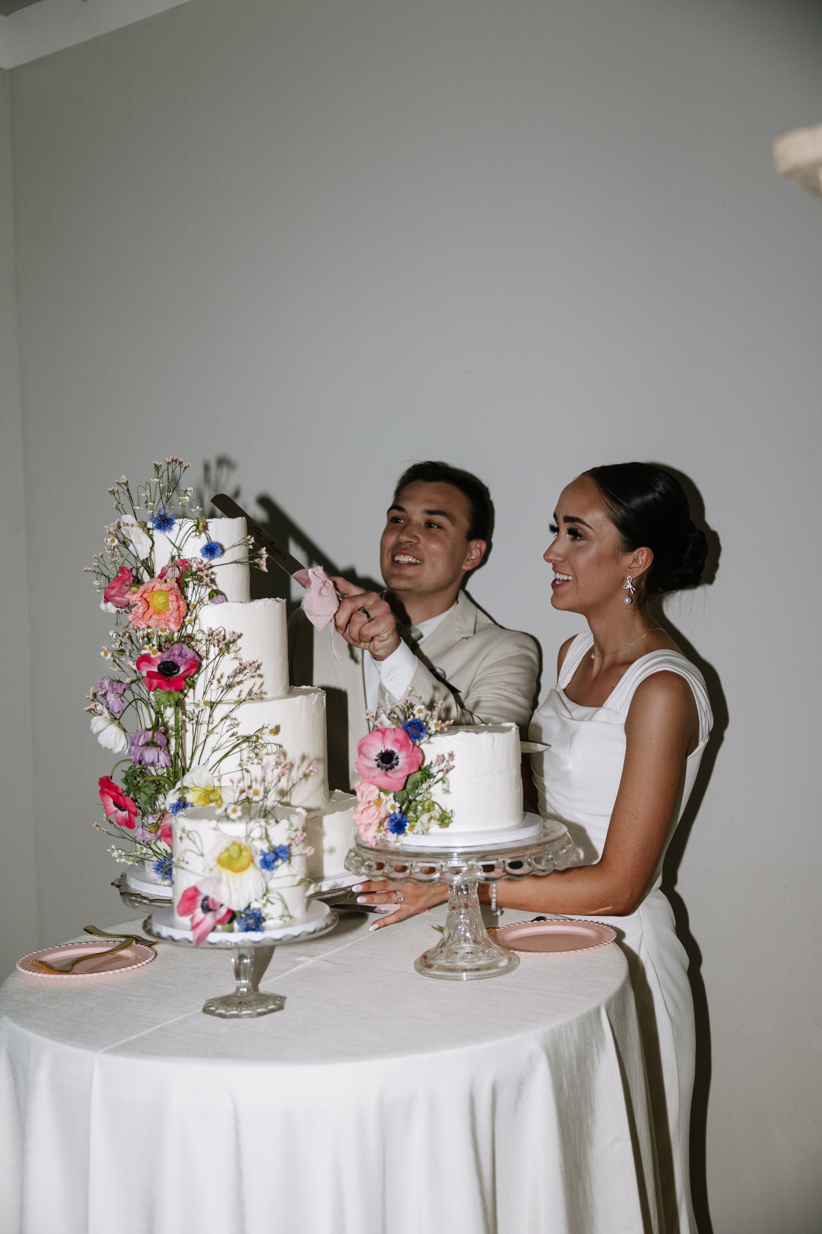 fresh flowers on wedding cake