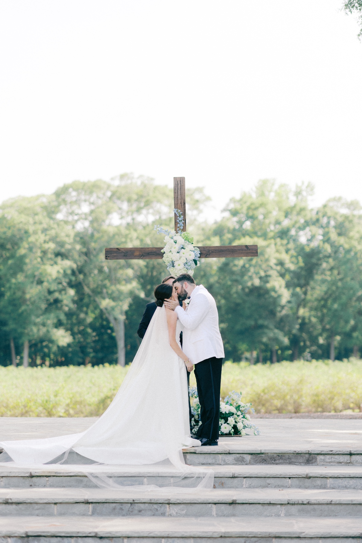 blue and white wedding ceremony ideas