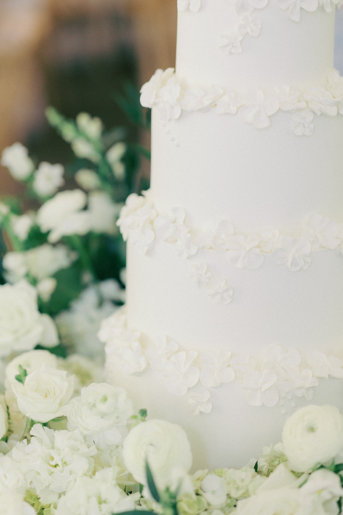 butter cream flowers on wedding cake