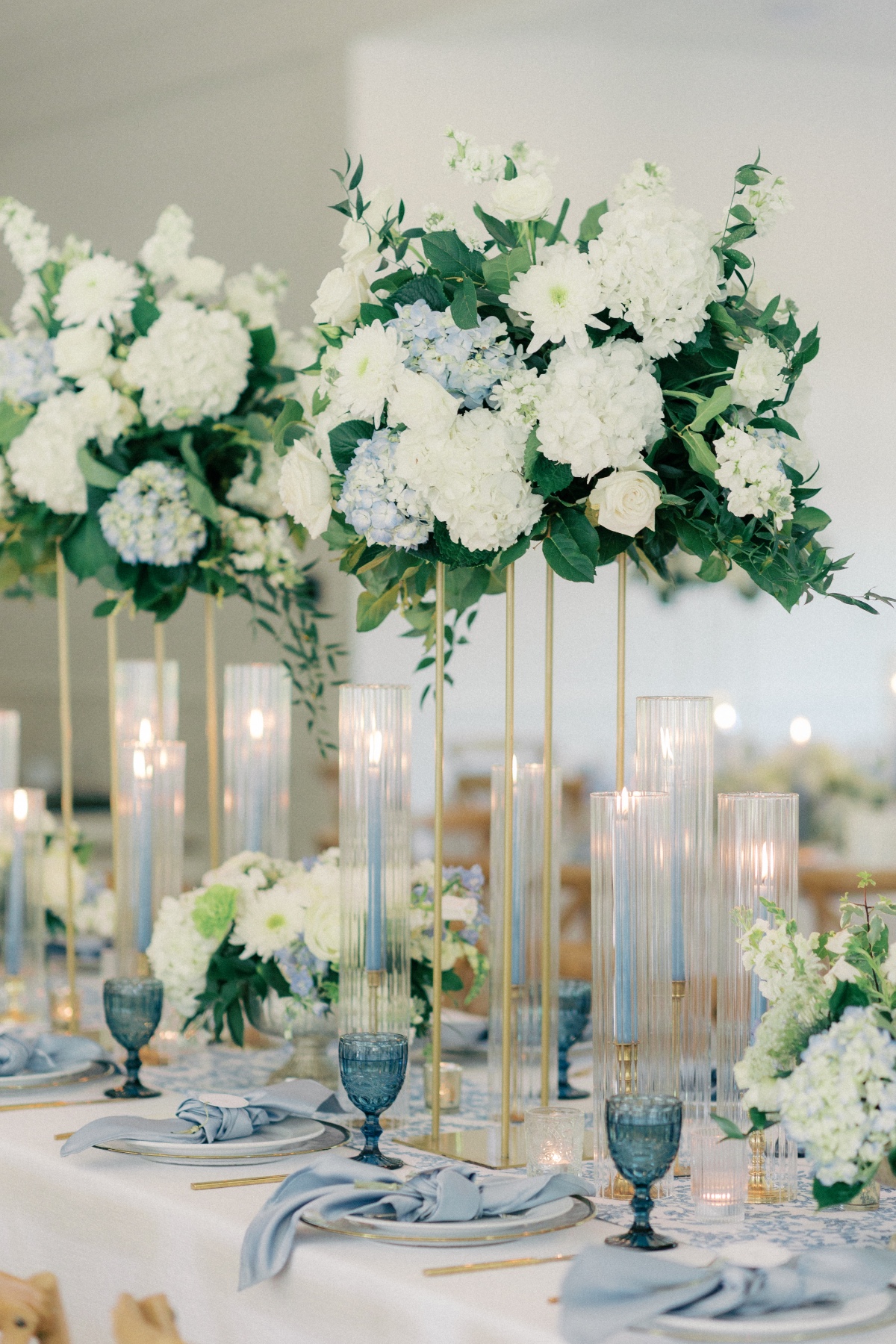blue and white floral centerpieces for wedding