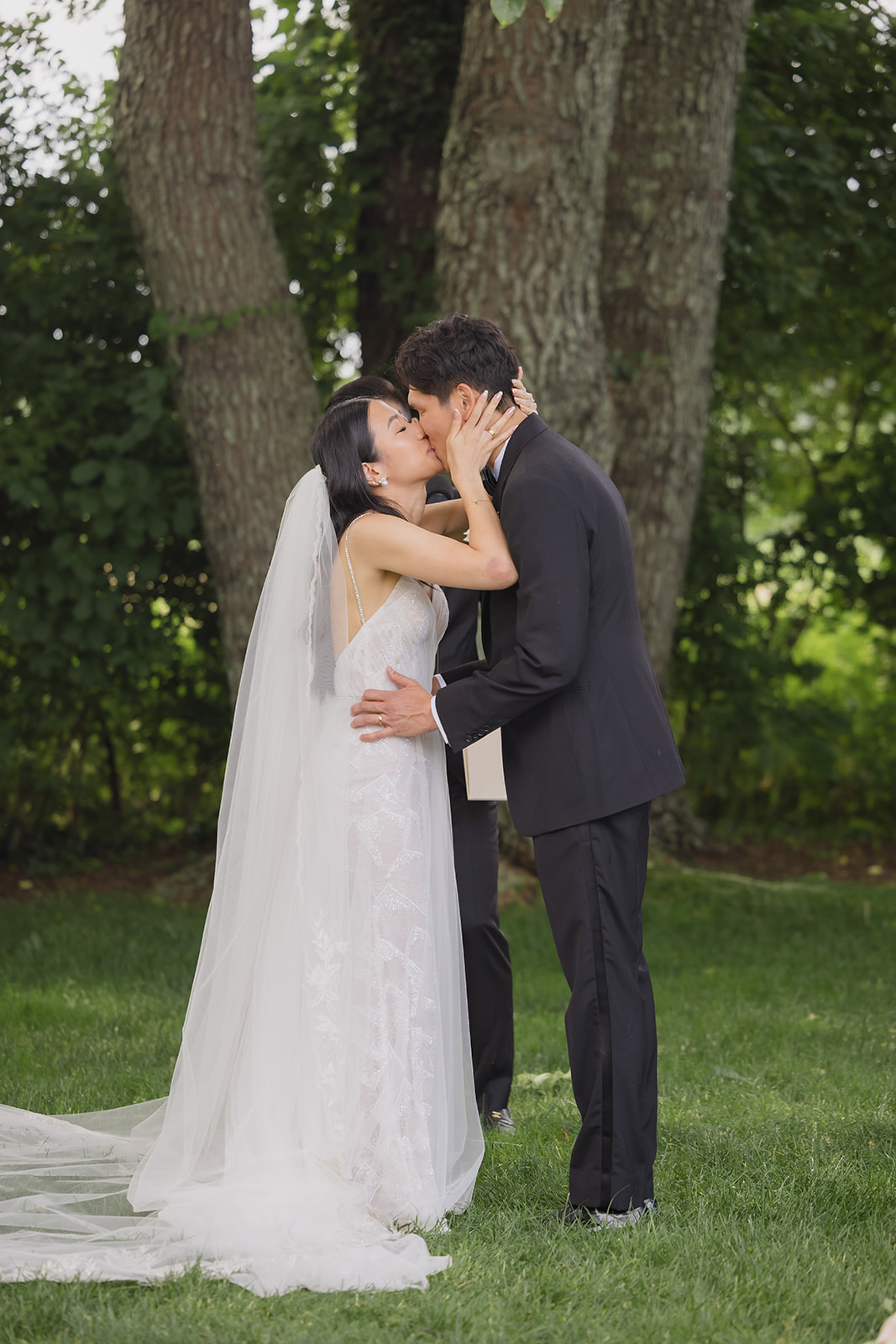 wedding kiss photo ideas