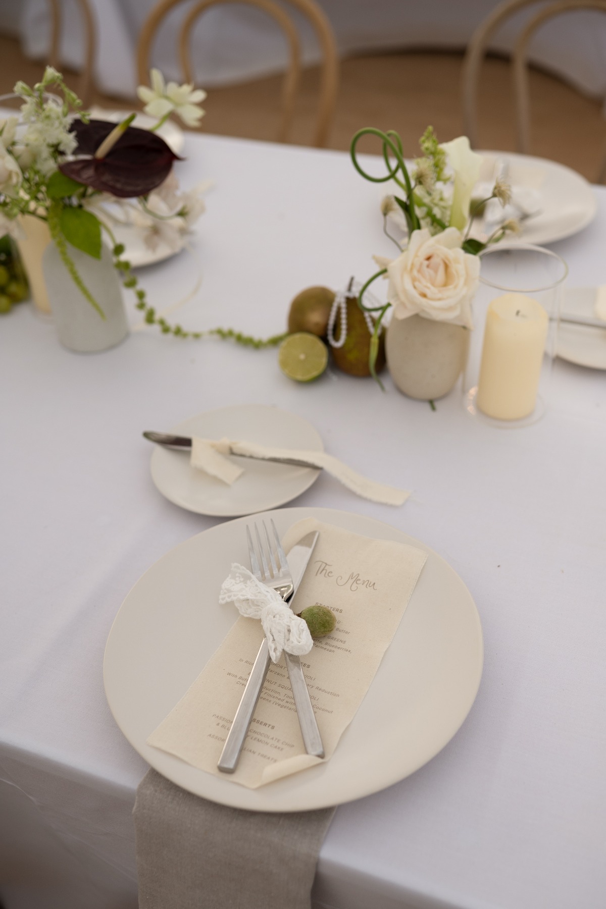 minimalist wedding table