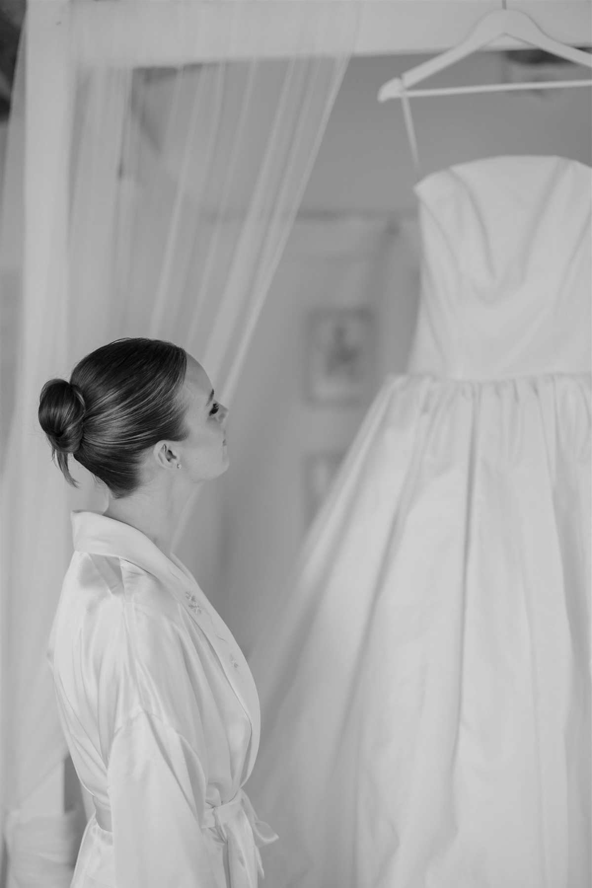 bride getting ready photo ideas