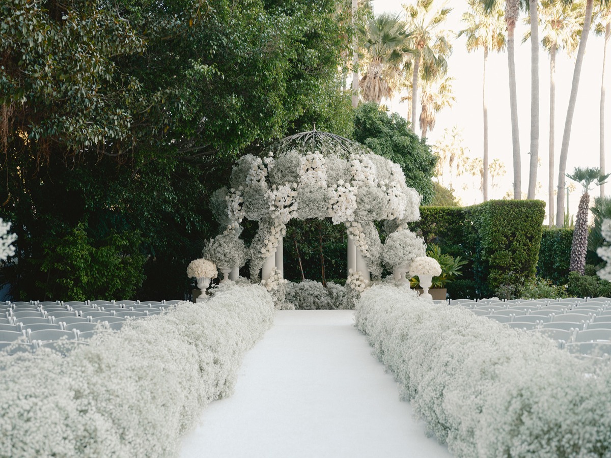 babys breath lined aisle