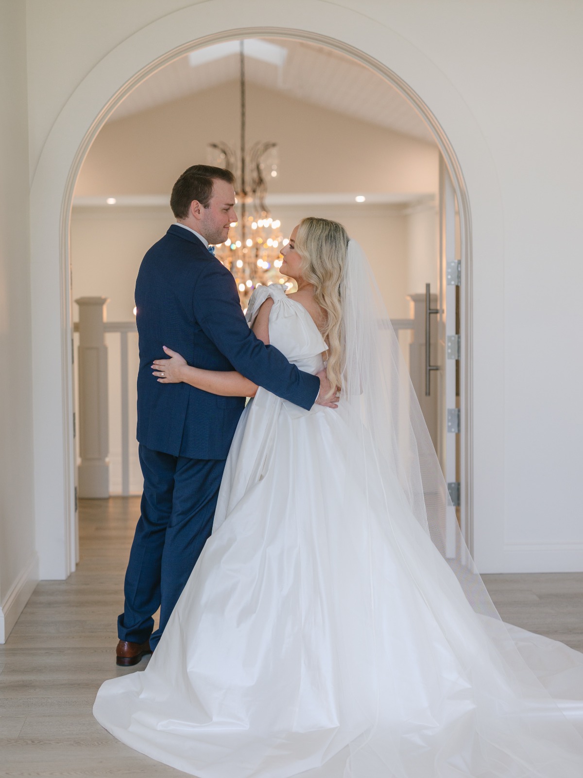 cute indoor portrait ideas for wedding