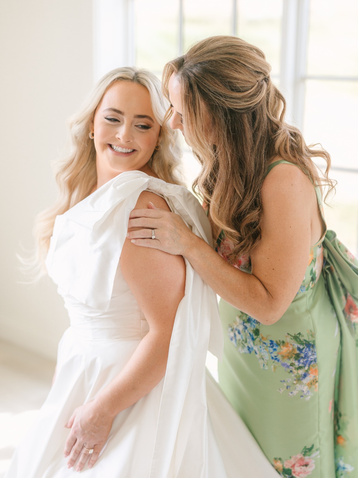 bow on wedding dress