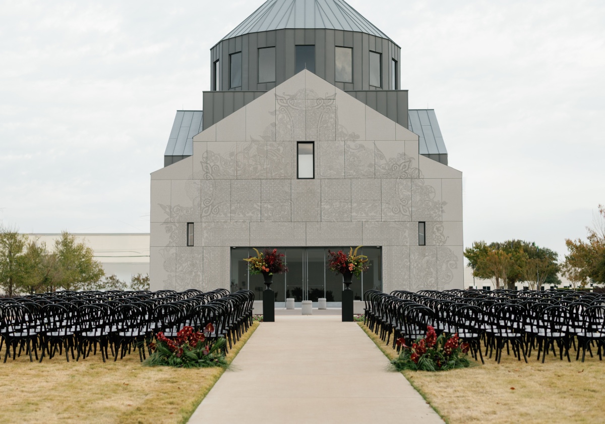 black and burgundy ceremony decor