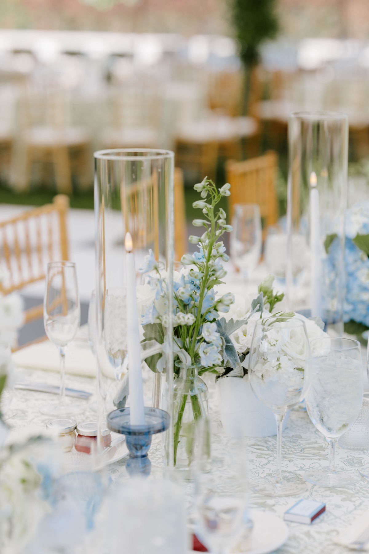 blue and white bud vase arrangements