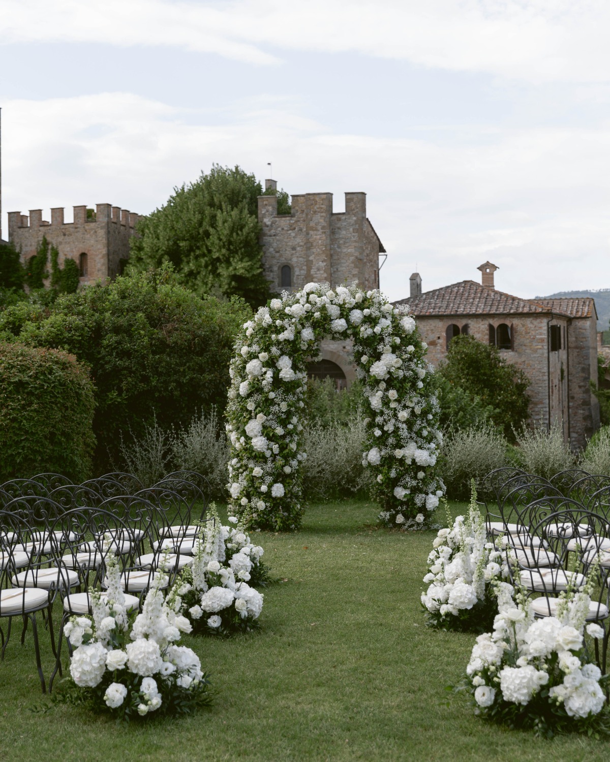 white flowers for wedding ceremony