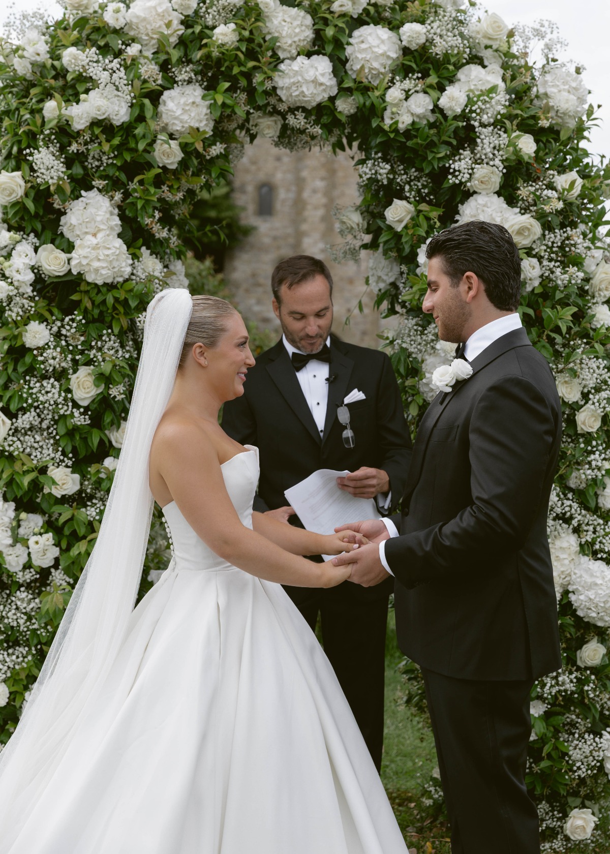 monochromatic wedding ceremony ideas