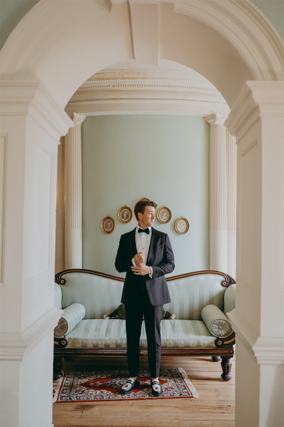 first-look-with-dad-and-bridal-party106