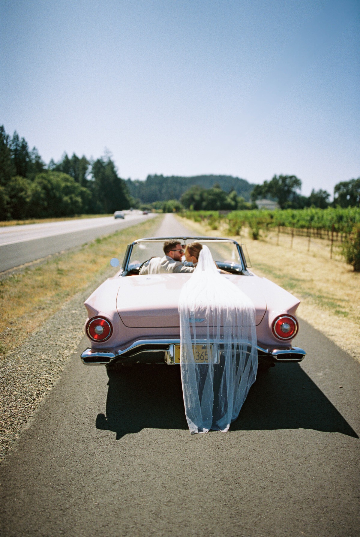cute getaway car photo ideas for wedding