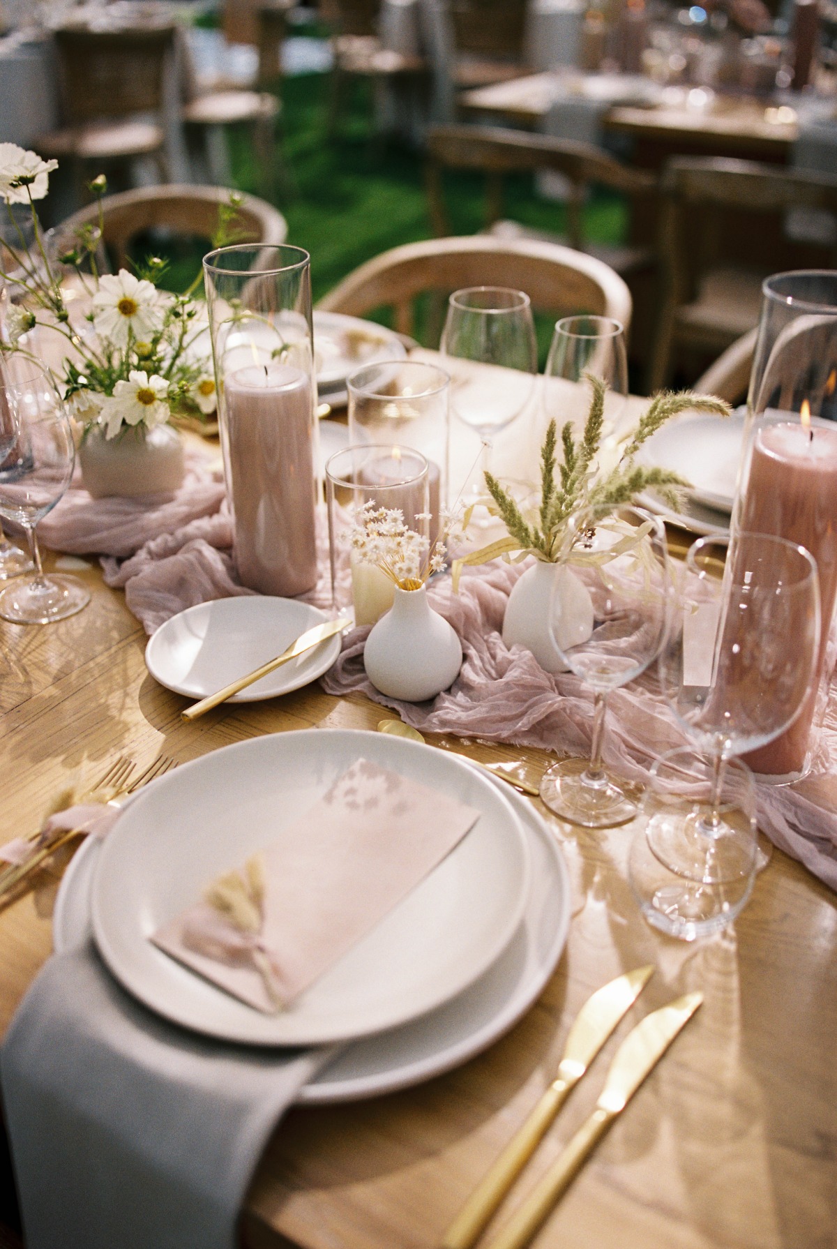 simple blush tablescape ideas for wedding